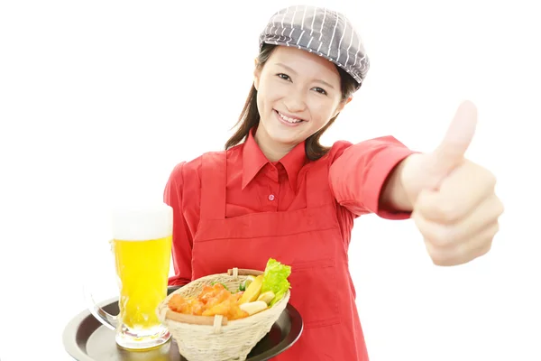 Lächelnde junge Kellnerin — Stockfoto