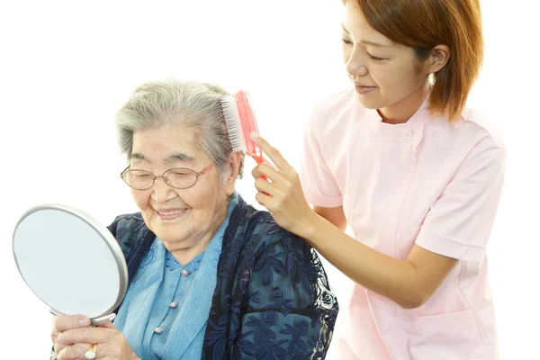 Senior kvinna med sin vårdgivare — Stockfoto