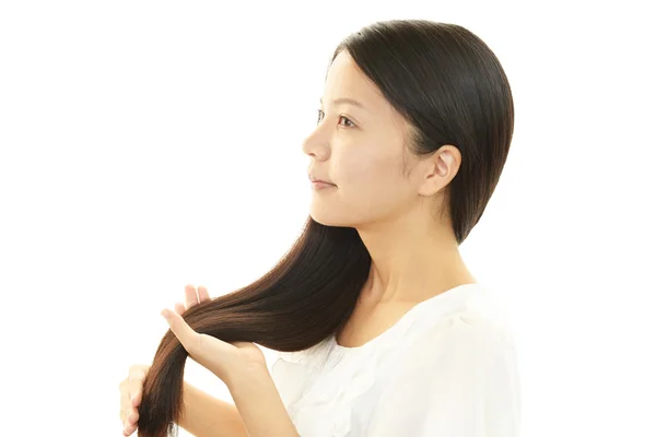 Mulher cuidando de seu cabelo — Fotografia de Stock