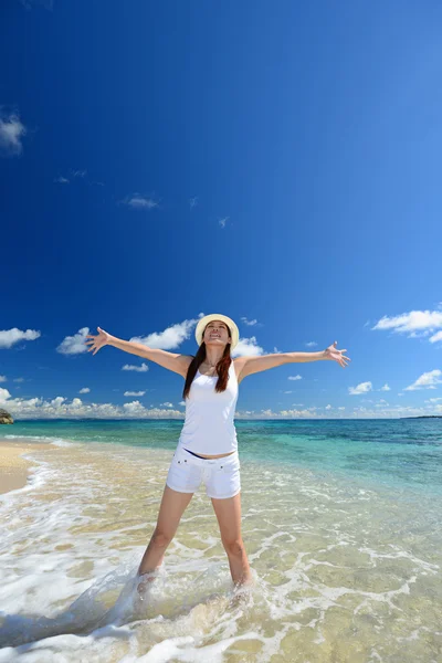 Jeune femme sur la plage profiter de la lumière du soleil — Photo