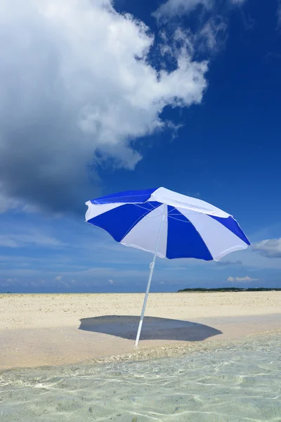 La playa y el paraguas de la playa de mediados de verano . — Foto de Stock