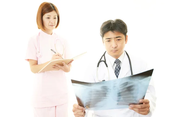 Médico asiático y enfermera — Foto de Stock