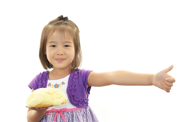 Маленькая девочка держит хлеб — стоковое фото