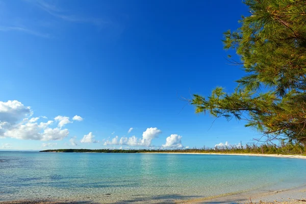 Голубое море и небо на Окинаве — стоковое фото