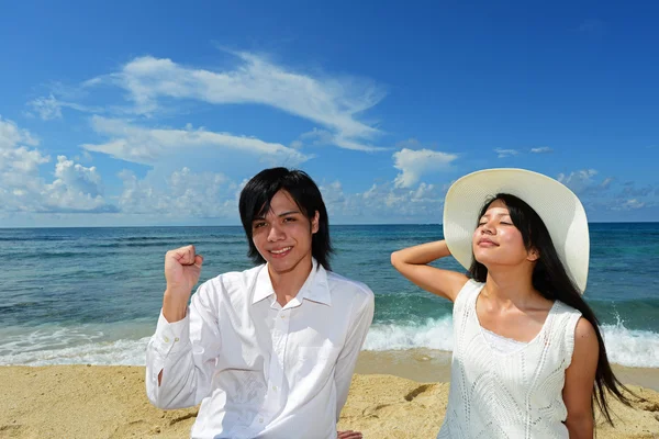 Man and woman enjoy the sun — Stock Photo, Image