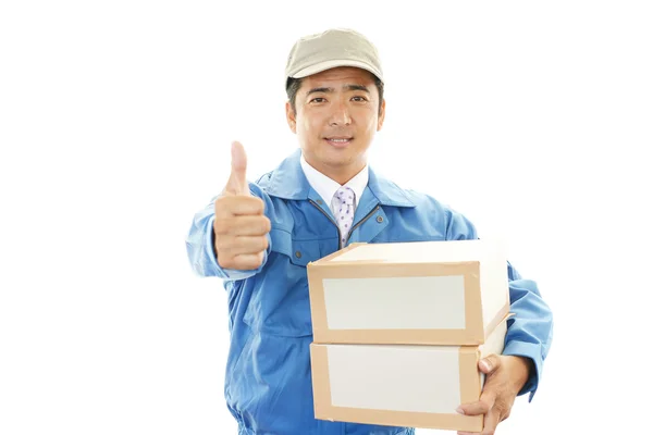 Een koerier levert pakketten — Stockfoto