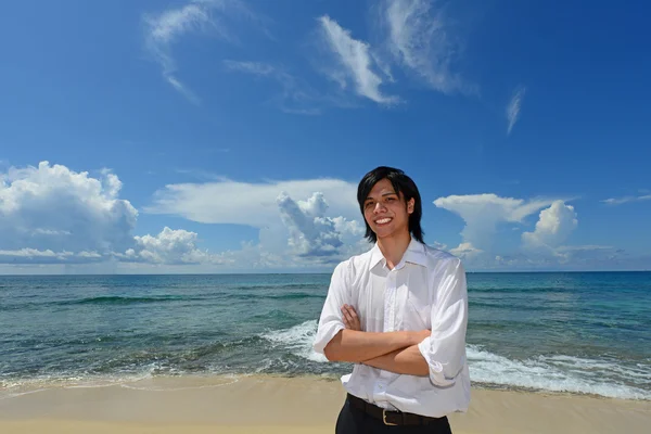 Młody mężczyzna na plaży cieszyć się światło słoneczne — Zdjęcie stockowe