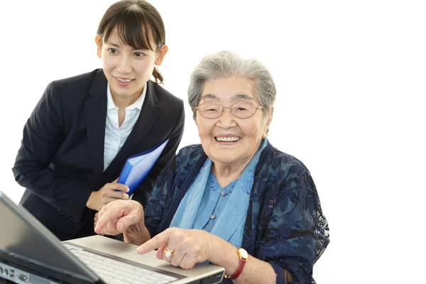 Yaşlı kadın bilgisayar hoşlanır — Stok fotoğraf