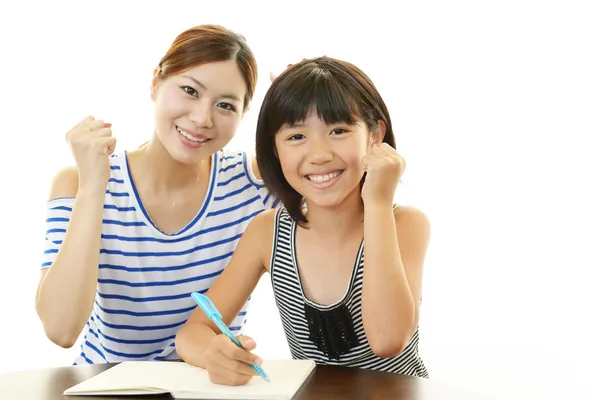 Enfant avec sa mère étudiant — Photo