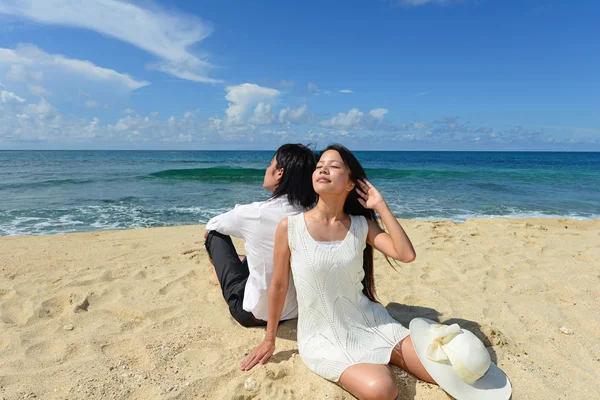 Jong stel op het strand — Stockfoto