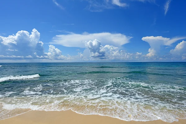 De blauwe zee en de hemel in okinawa — Stockfoto