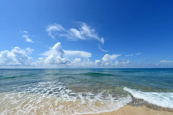 Modré moře a nebe v okinawa — Stock fotografie