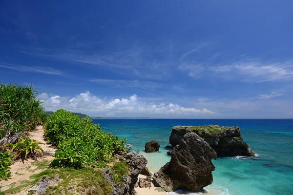 Będą Państwo mogli podziwiać lazurowe morze i niebo w okinawa — Zdjęcie stockowe