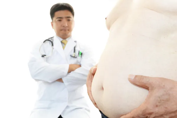 Σοβαρή ιατρό που εξετάζει μια ασθενών παχυσαρκίας — Φωτογραφία Αρχείου