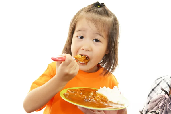 Маленькая девочка ест пищу — стоковое фото