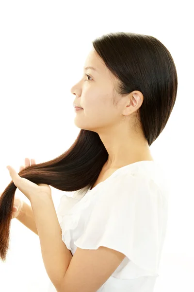 Mulher cuidando de seu cabelo — Fotografia de Stock