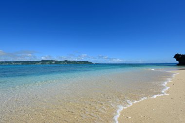Yaz gökyüzü ve Okinawa 'nın güzel plajı
