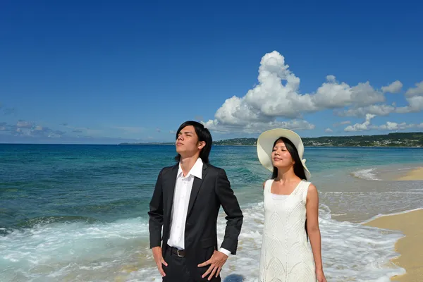 Mann und Frau genießen die Sonne — Stockfoto