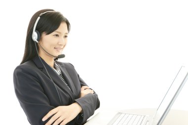 gülümseyen çağrı merkezi operatörü