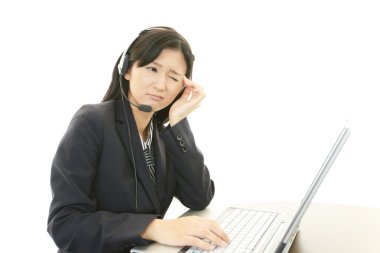 yorgun ve stresli çağrı merkezi operatörü