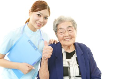 Asya tıp doktoru ve üst düzey kadın gülümsüyor