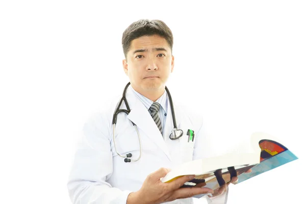 Портрет азіатського лікаря — стокове фото