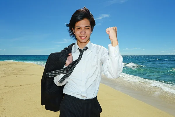 Jonge man op het strand genieten van zonlicht — Stockfoto