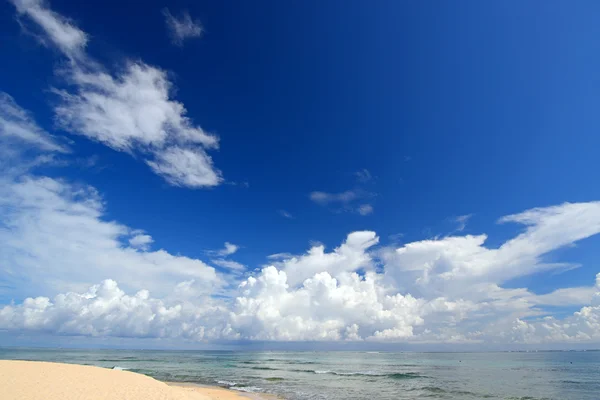 Sommerhimmel und schöner Strand von Okinawa — Stockfoto