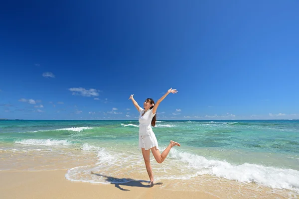 Mujer joven en la playa disfrutar de la luz del sol —  Fotos de Stock