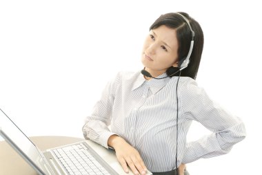 yorgun ve stresli çağrı merkezi operatörü