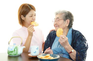 Ev bakıcısıyla kıdemli bir kadın.