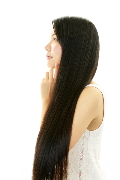 Молодая женщина с красивыми волосами — стоковое фото