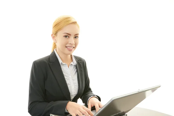 Sorrindo mulher de negócios usando laptop — Fotografia de Stock