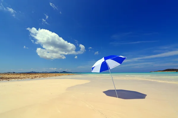 La playa y el paraguas de la playa de mediados de verano . — Foto de Stock