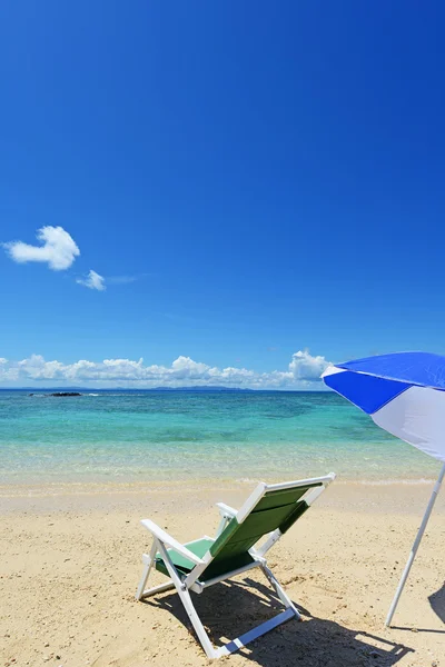 在沙滩和沙滩伞的仲夏. — 图库照片