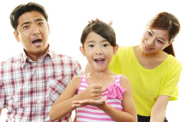 mutlu bir aile birlikte gülümseyen