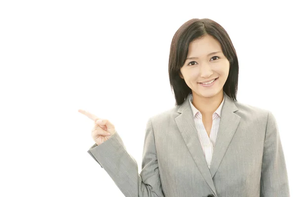 Joven empresaria señalando . — Foto de Stock