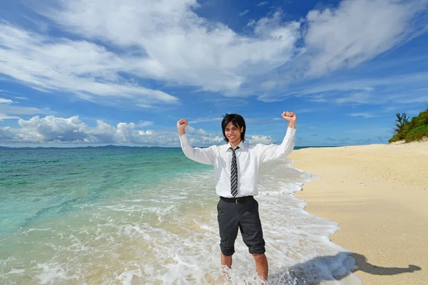 De man die zich ontspant op het strand. — Stockfoto