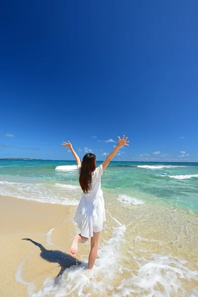 젊은 여성이 해변에서 햇빛을 즐길 수 — 스톡 사진
