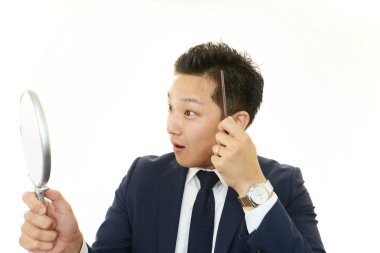 adam onun saç bakımı