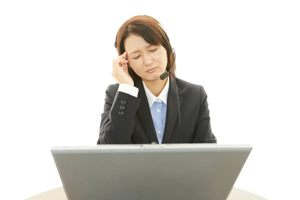 Trött och stressad call center operatör — Stockfoto