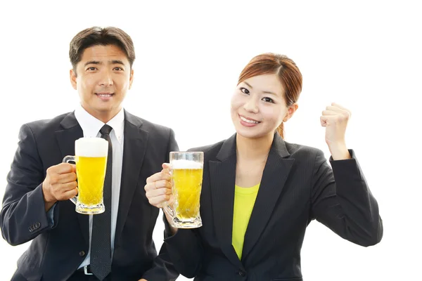 Man and woman drinking beer — Stock Photo, Image