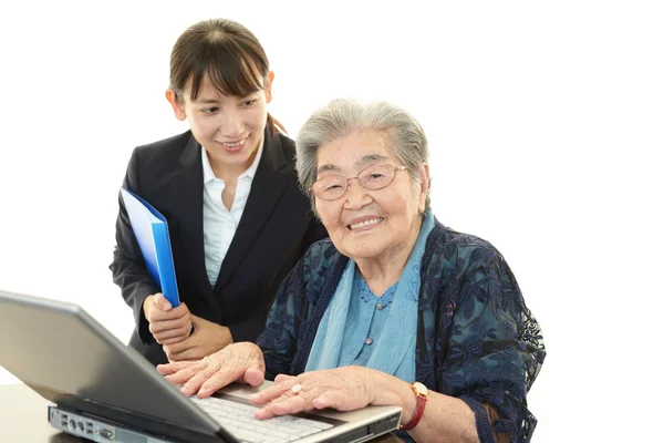 Stara kobieta cieszy się komputera — Zdjęcie stockowe