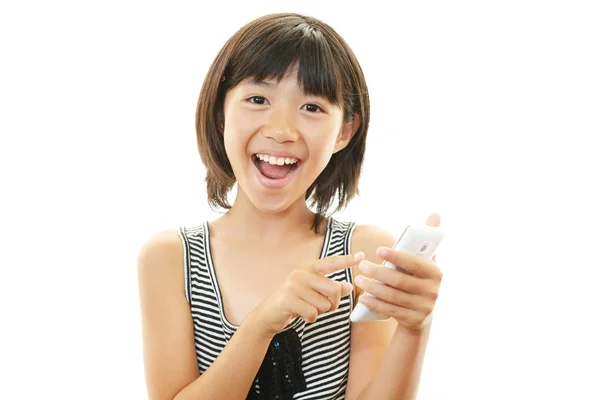 Menina feliz segurando telefone celular — Fotografia de Stock