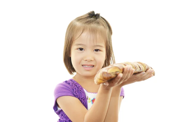 Menina segurando um pão — Fotografia de Stock