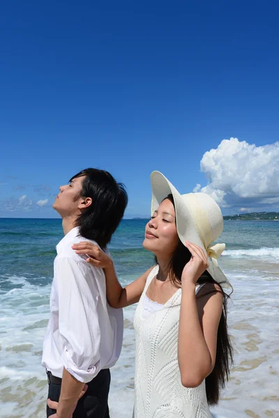 Fiatal férfi és nő a tengerparton, élvezze a napfény — Stock Fotó