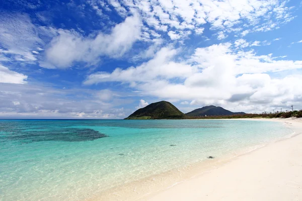 Yaz gökyüzü ve Okinawa 'nın güzel plajı — Stok fotoğraf