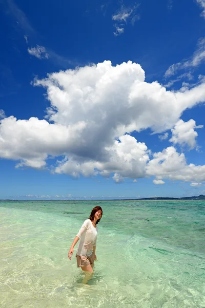 Ung kvinna på stranden njuta av solljus — Stockfoto