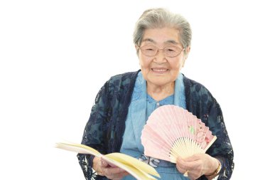 yaşlı kadın ona kitap okuma