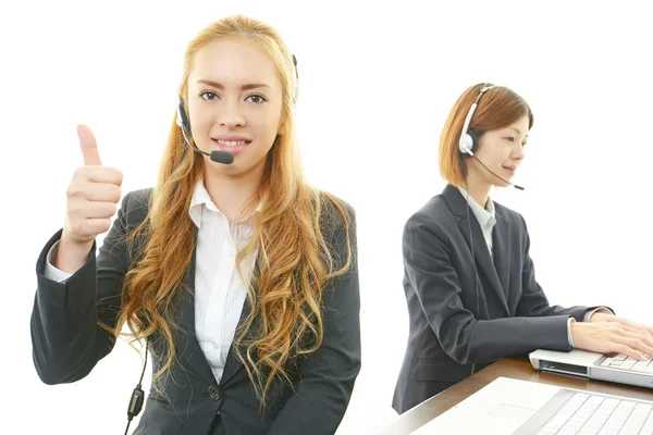 Lächelnde Callcenter-Betreiber — Stockfoto